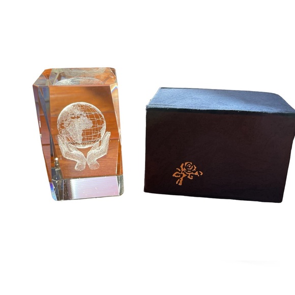 3D LASER ETCHED GLOBE IN HAND PAPERWEIGHT WITH GIFT BOX - Picture 1 of 9